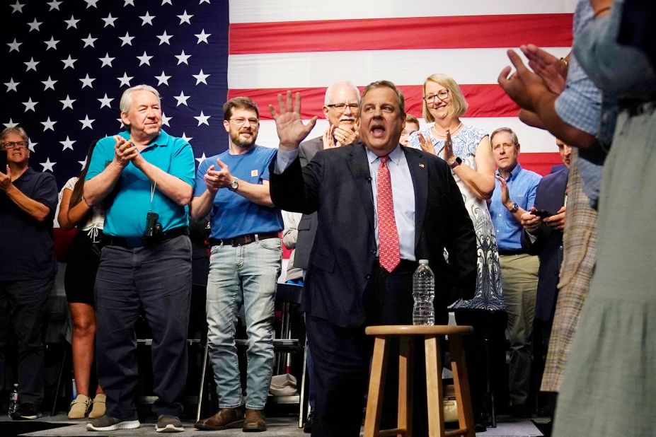 Christie waves to people in Manchester, New Hampshire, as he <a href=